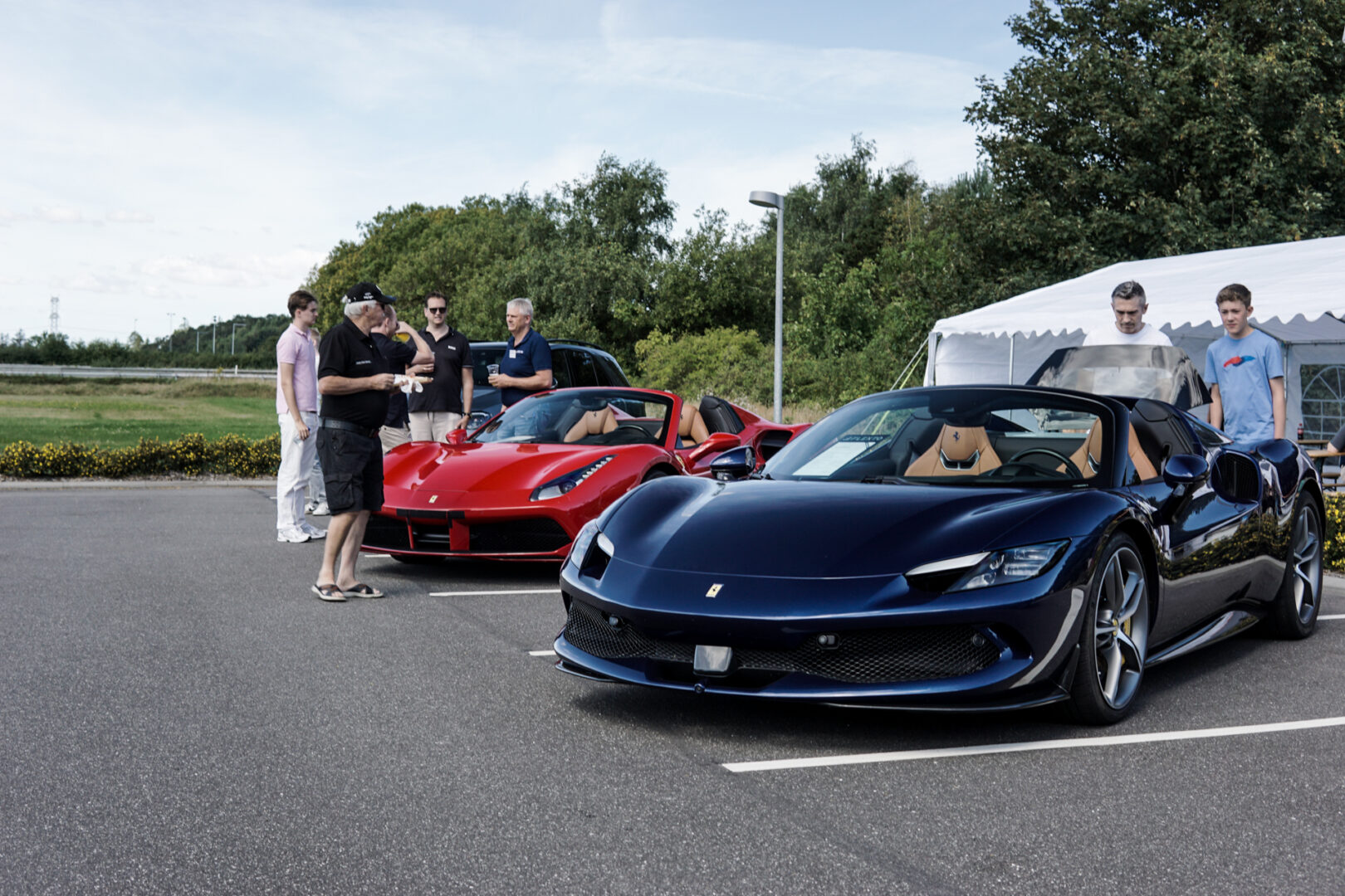 700 gæster til bilarrangement i Nordjylland – Ferrari, Porsche og fællesskab i solen 700 gæster til bilarrangement i Nordjylland – Ferrari, Porsche og fællesskab i solen
