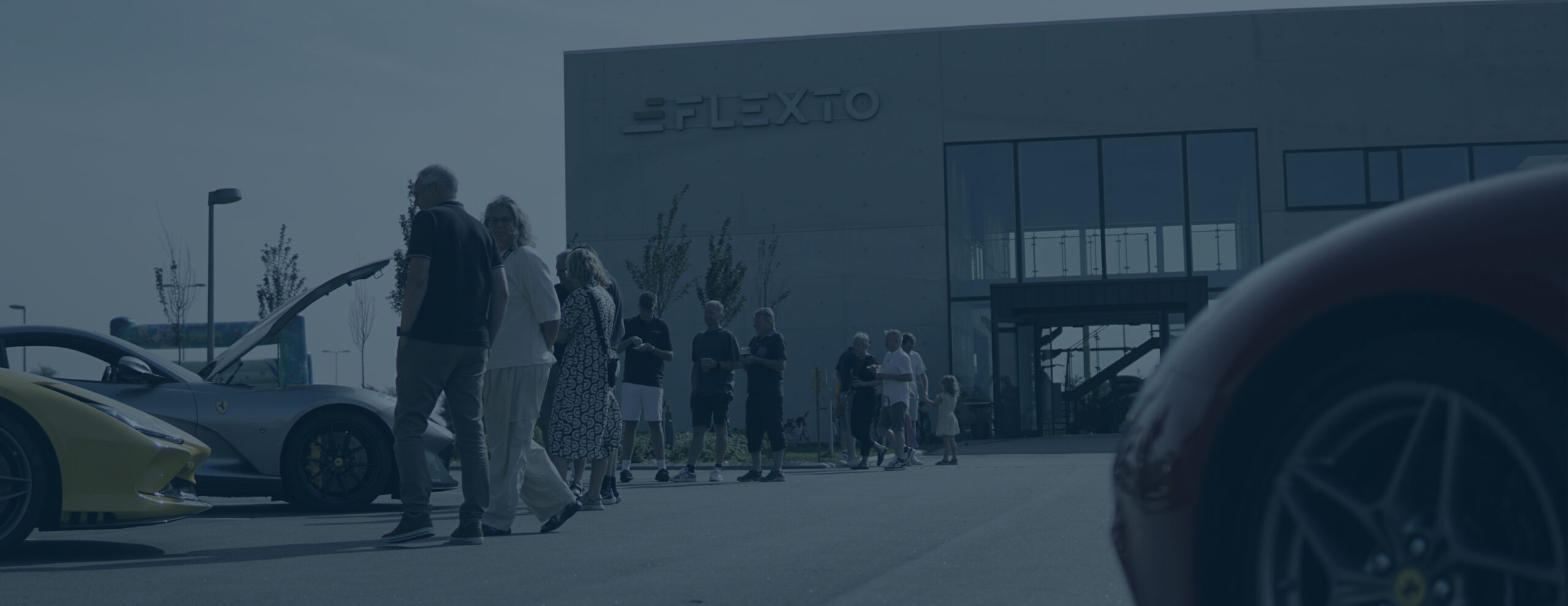 Besøgende til åbent hus hos Flexto i Støvring kigger på Ferrarier foran domicilet