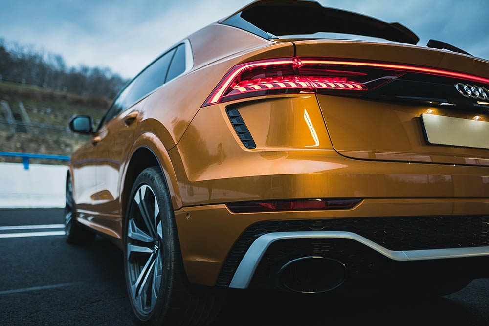 Audi Q8 e-tron leasing - elektrisk luksus-SUV med små kompromiser Audi-Q8-e-tron-i-guld