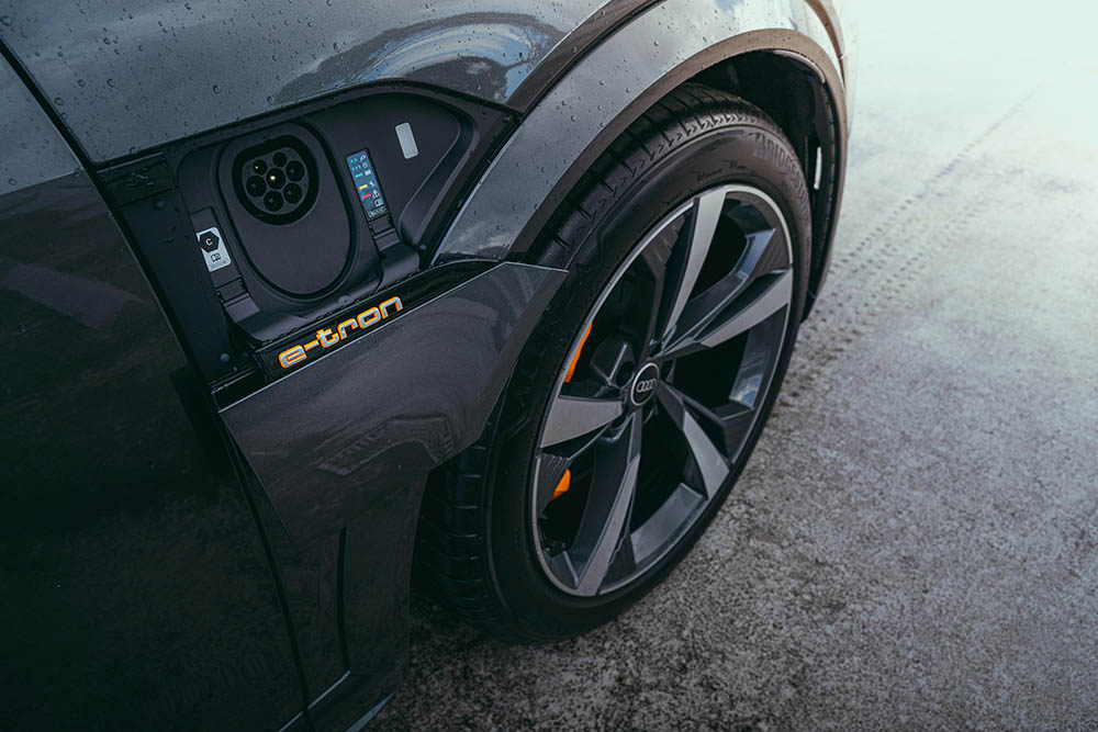 Audi Q8 e-tron leasing - elektrisk luksus-SUV med små kompromiser Audi-Q8-e-tron-leasing-naerbillede-af-ladeport