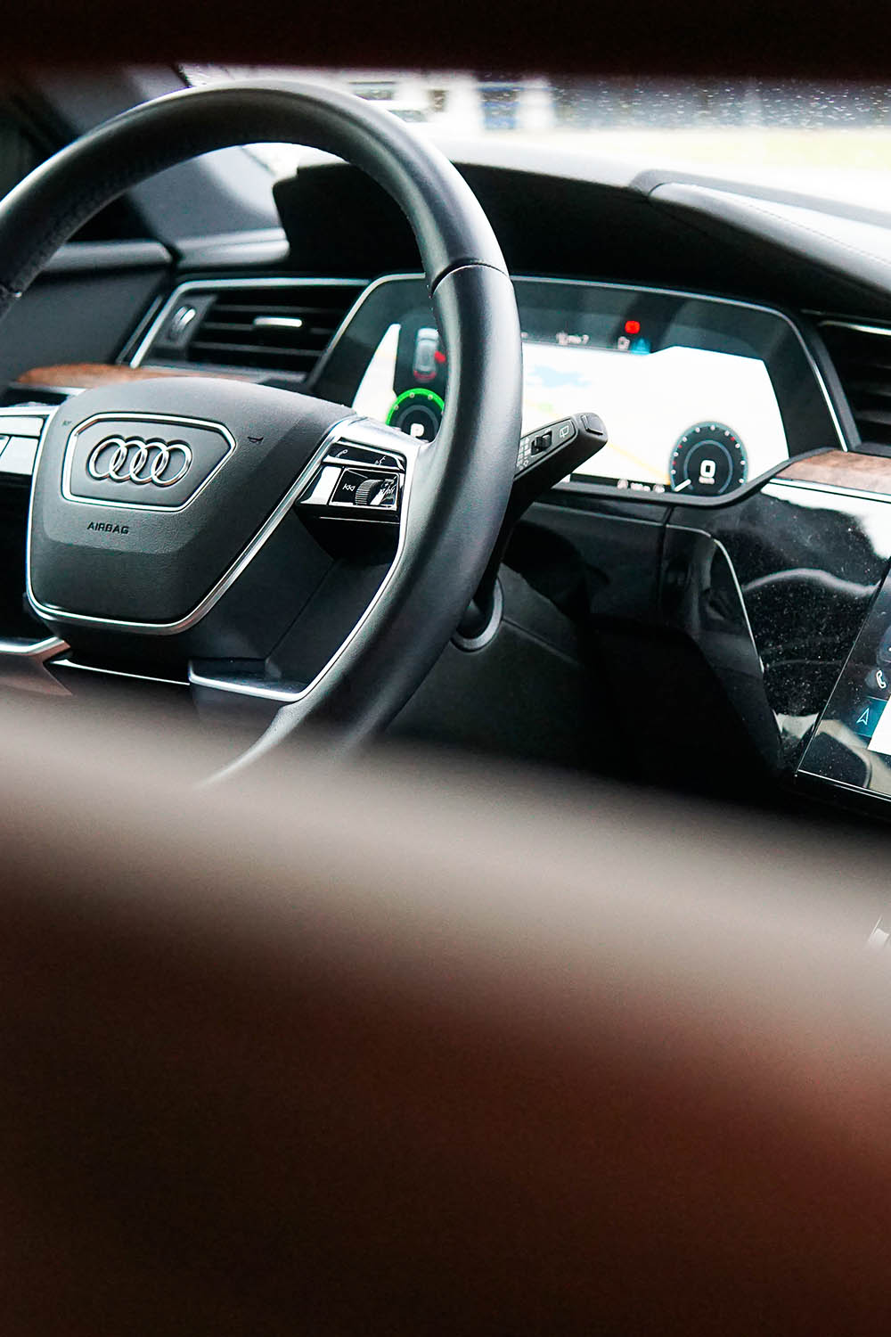 Audi Q8 e-tron leasing - elektrisk luksus-SUV med små kompromiser Audi-Q8-e-tron-leasing-naerbillede-af-rat-og-foererplads