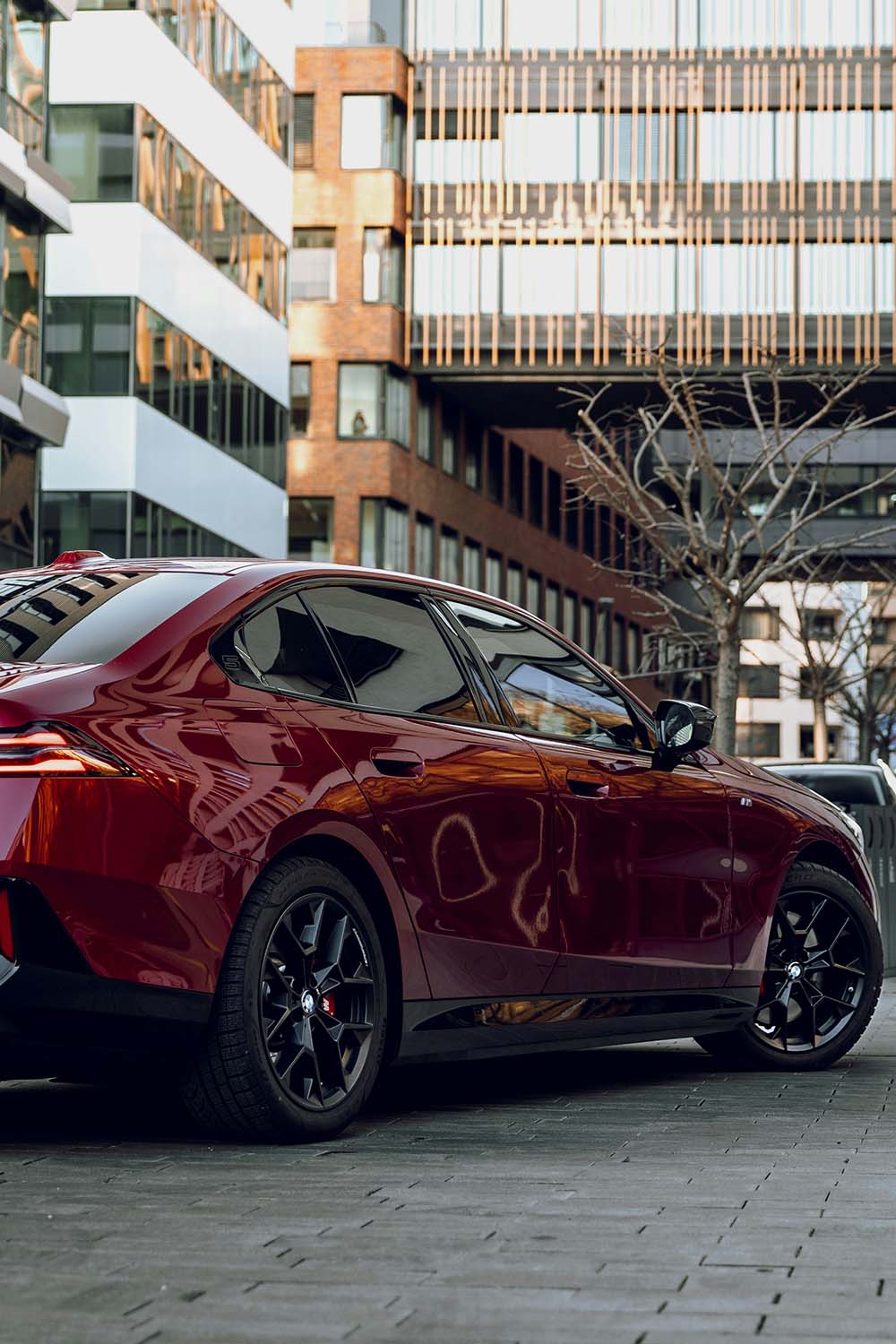 BMW i5 – flexleasing af ny executive-elbil med overskud BMW-i5-skraat-bagfra-hoejformat