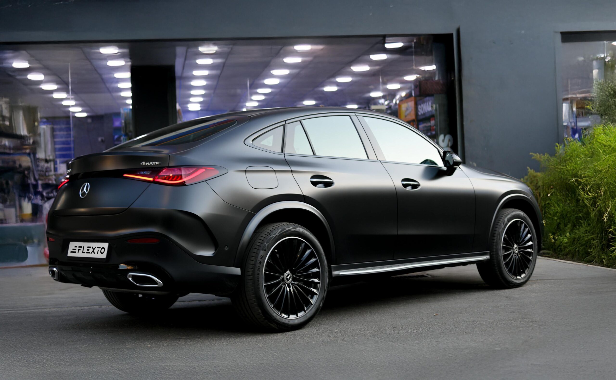 Mercedes-SUV-skraat-bagfra-scaled